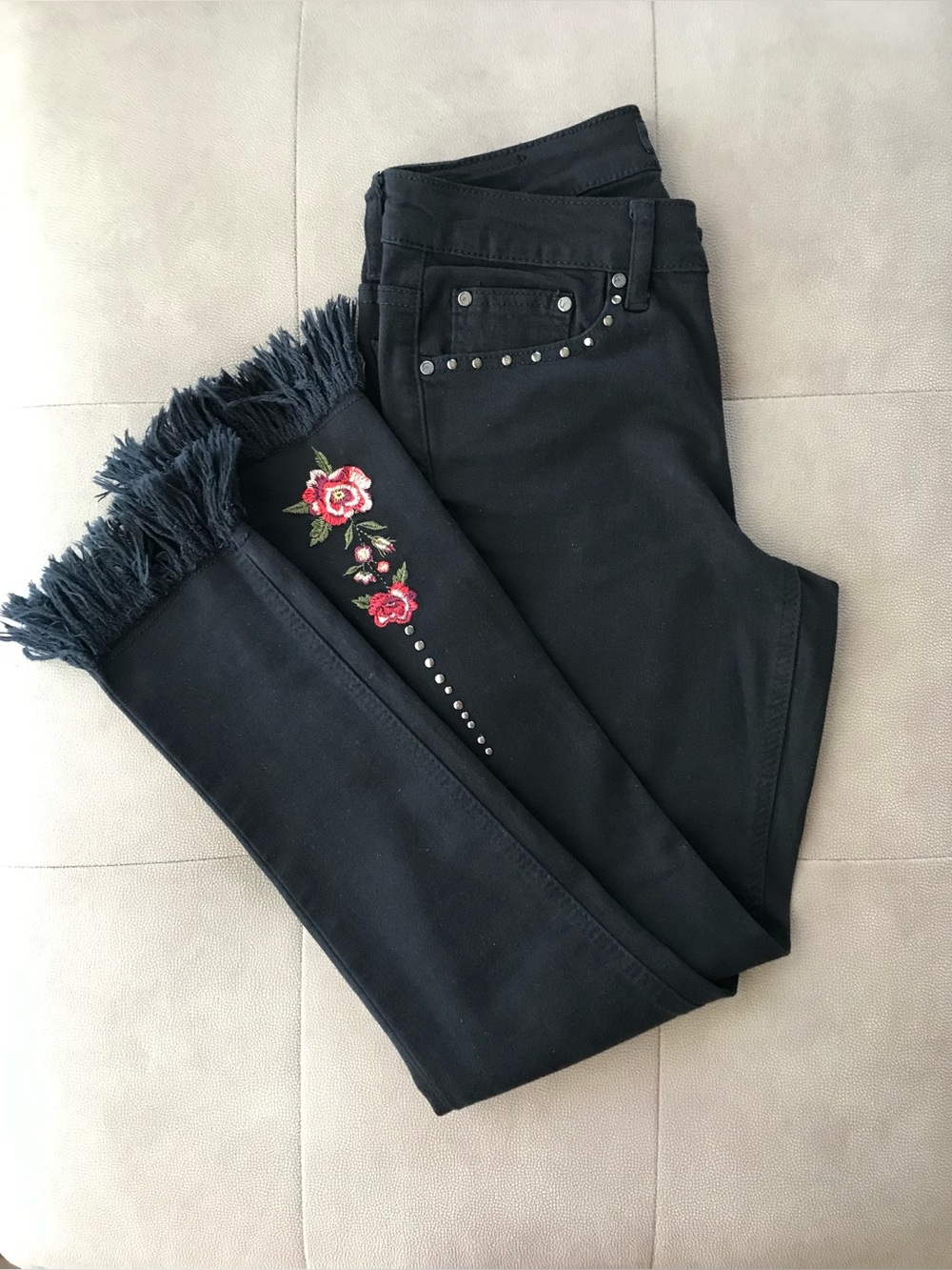 New WOT Earl Jean embroidered studded black skinny jeans fringed bottom size 2